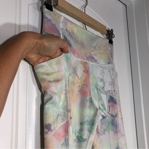 Victoria's Secret Flow On Point Pockets Legging in Pastel Rainbow Leaves Sz 4 - Picture 5 of 16
